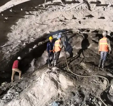 武强拱顶带模注浆料的施工流程及注意事项